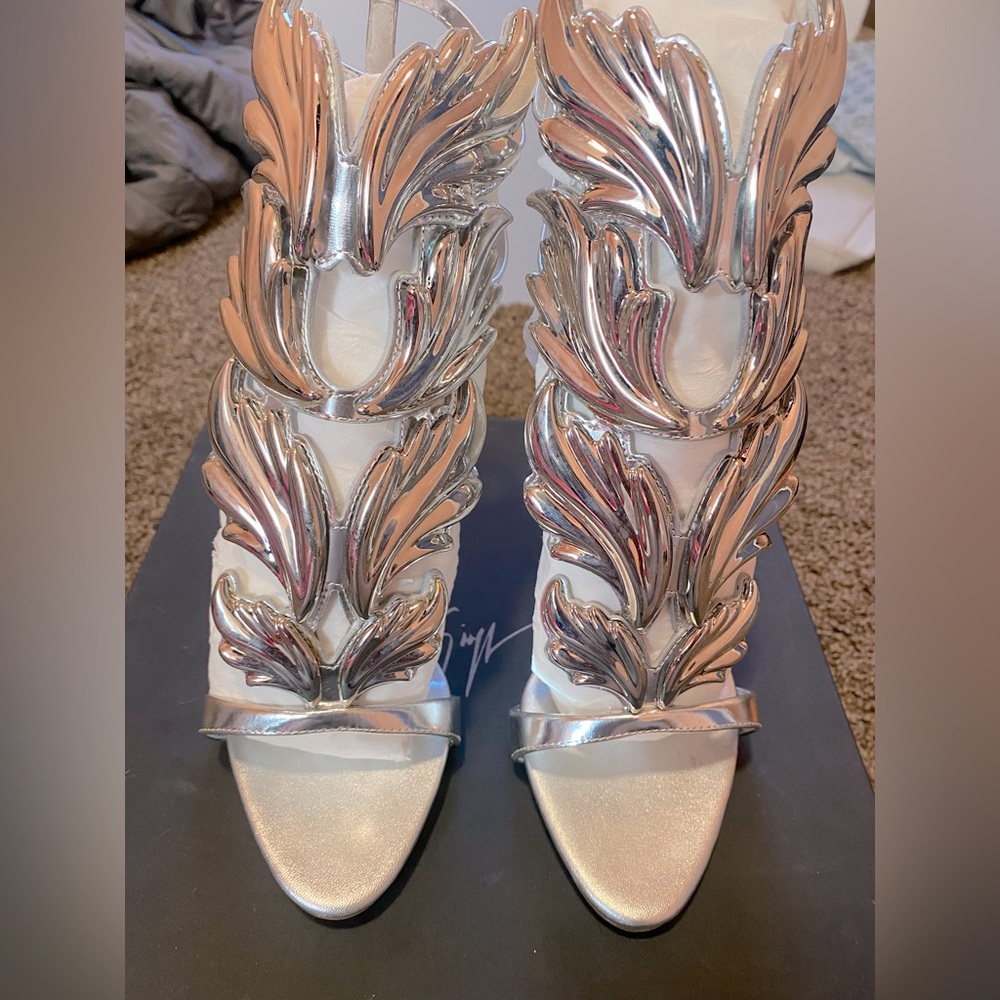 Only worn once. Still looks brand new